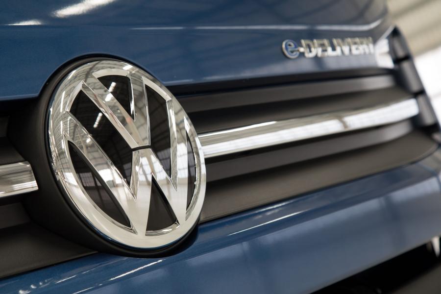 Логотип Volkswagen e-Delivery 2017 года  (фото 27 из 28)
